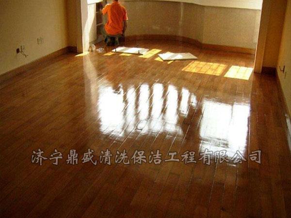 木地板打蜡能够更好的起到保养地板，延长地板的使用寿命的作用
